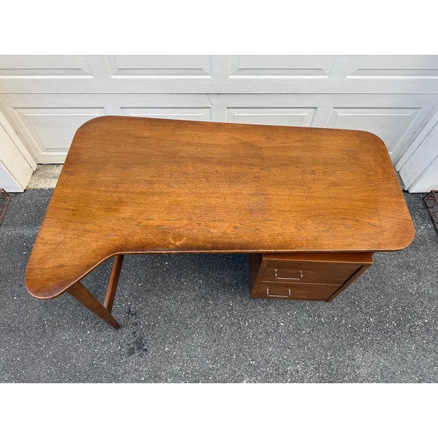 1950s Midcentury Boomerang-Top Floating Walnut Desk by American of Martinsville For Sale - Image 15 of 16