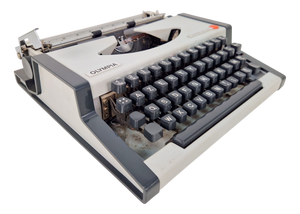 Vintage Traveller De Luxe Typewriter with Case from Olympia, 1970s