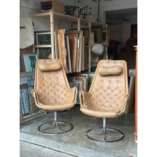 Iconic Jetson pair of chairs by Swedish designer Bruno Mathsson by DUX in a great neutral leather. A nod to the space age!...