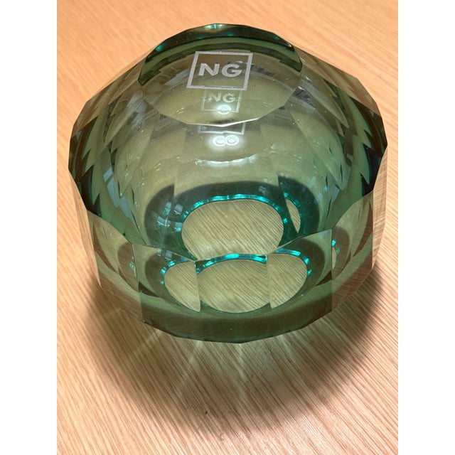 Contemporary 2020s Emerald Green Mouth-Blown, Hand-Cut and Polished Glass Ball Vase For Sale - Image 3 of 5
