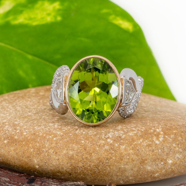 5.8cts Peridot Ring With Natural Diamonds Accents: Solid 14k Gold, Size 6.75 For Sale - Image 4 of 8
