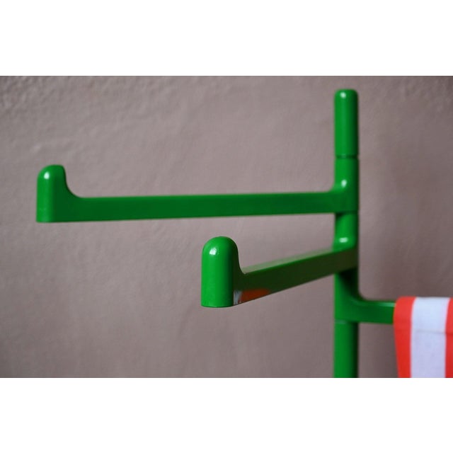 Futuristic design for this 1980s towel rack. Made entirely of bright green plastic, with a tulip base and aerodynamic...