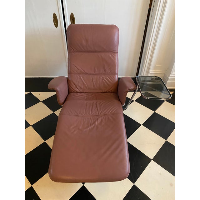 Eagle Chaise Lounge chair by Kenneth Bergenblad for Dux. Excellent vintage condition. Smoked Glass attached side table....