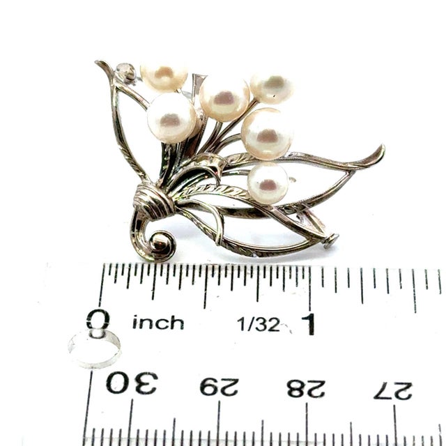 1990s Mikimoto Akoya Pearl Brooch 6.20 Mm Sterling Silver Estate For Sale In New York - Image 6 of 6