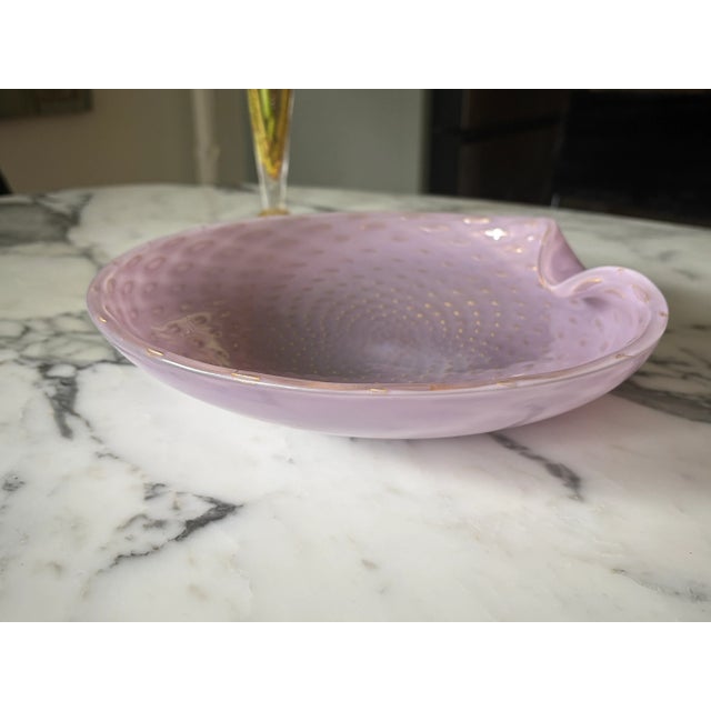 Vintage Large Scale Archimede Seguso Murano Bullicante Bowl / Vide-Poche in Lavender With Gold Adventurine For Sale - Image 11 of 18