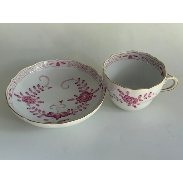 Neuer Auschnitt Coffee Cup and Saucer with Purple Indian Painting and Gilt Rim from Meissen, 1990s, Set of 2 For Sale - Image 6 of 9