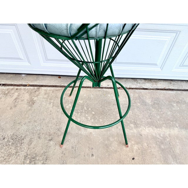 1950s Panton-Style Mid Century Modern Green Wire Bar Stool With Sculptural Spindle Back Mid-Century Modern | 1950s–60s For Sale - Image 5 of 10