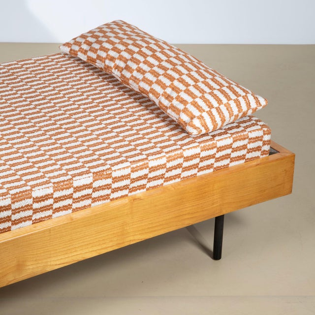 A stunning and versatile Mid-Century Modern daybed, dating to the 1950s. This piece is a masterclass in the "form follows...