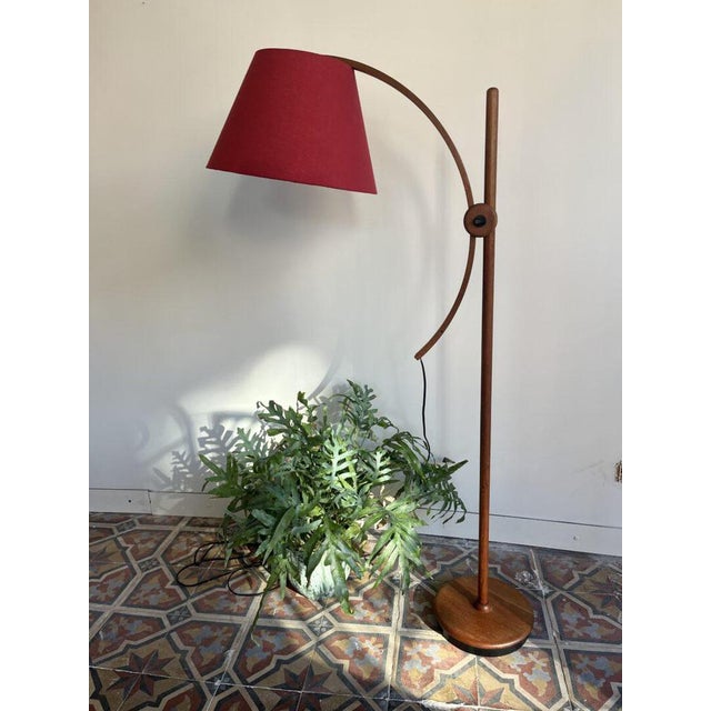 A floor lamp by Domus where natural character and organic design come together beautifully. Because of its cherry-red...