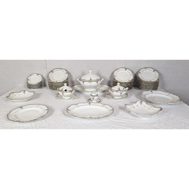 Porcelain dinner service with colored decorations in gold and blue, composed of 60 pieces (soup plates, dessert plates,...