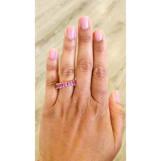 2020s 3.45 Carat Pink Sapphire Yellow Gold Ladies Band, Size 7 For Sale - Image 5 of 9