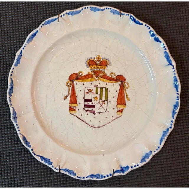 Italian Set of Four Antique Italian Hand-Painted Armorial Faience Plates For Sale - Image 3 of 12