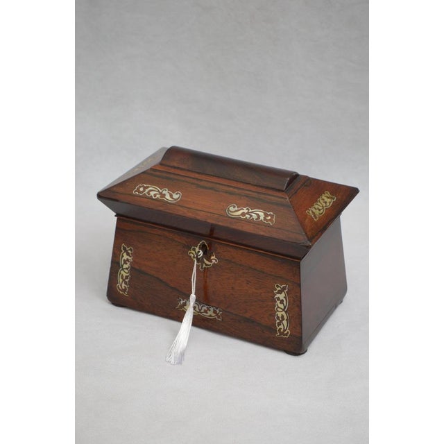 Hollywood Regency Regency Sarcophagus Jewellery Box in Rosewood, 1820 For Sale - Image 3 of 10