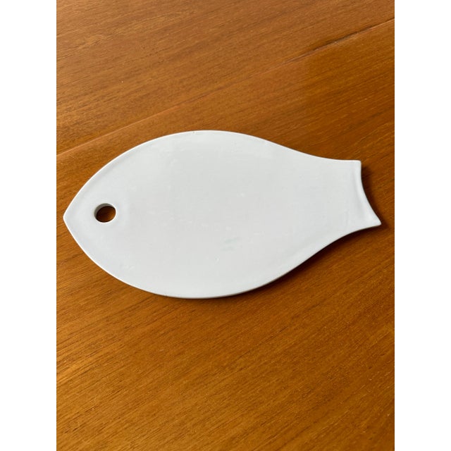 Ceramic 1960s Kaarina Aho Mid Century Modern Ceramic Fish Plate for Arabia of Finland For Sale - Image 7 of 8