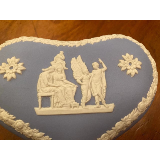 1940s Josiah Wedgwood Classic Blue Bisque Heart Shaped Covered Box Classical White Figures For Sale - Image 11 of 12
