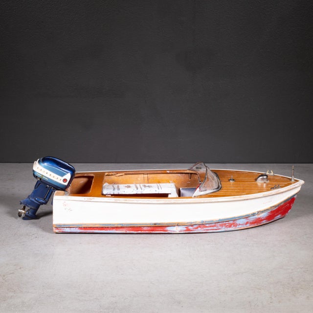 ABOUT An original speedboat model with a vintage miniature Evinrude Big Twin 35 electric outboard motor model. CREATOR K&O...