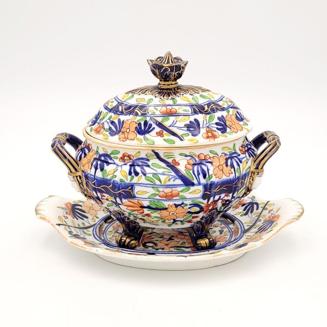 A pair of Coalport sauce tureens, England circa 1825. One of the turneens and under plate have been restored with staples...