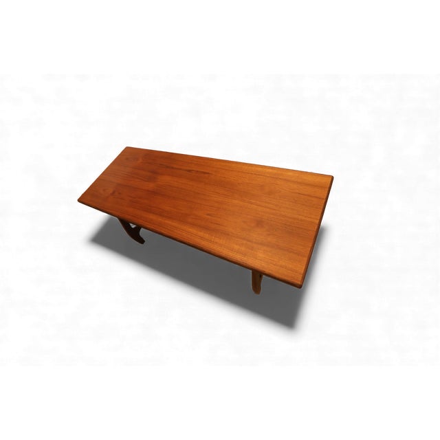 A fantastic Danish coffee table that really catches the eye with its elegant design and timeless style! It is a perfect...