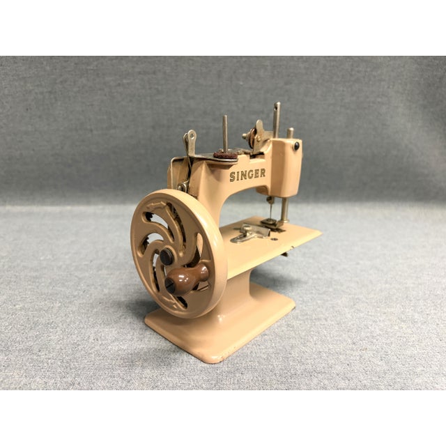 1950s Singer No. 20 Vintage Child's Sewing Machine For Sale - Image 5 of 10