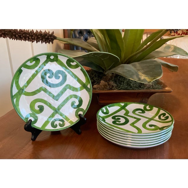 Chinoiserie Scroll Melamine Luncheon Plates W/ Green Lattice Pattern – Set of 7 for Palm Beach Regency, British Colonial & Outdoor Entertaining. For Sale In New Orleans - Image 6 of 8