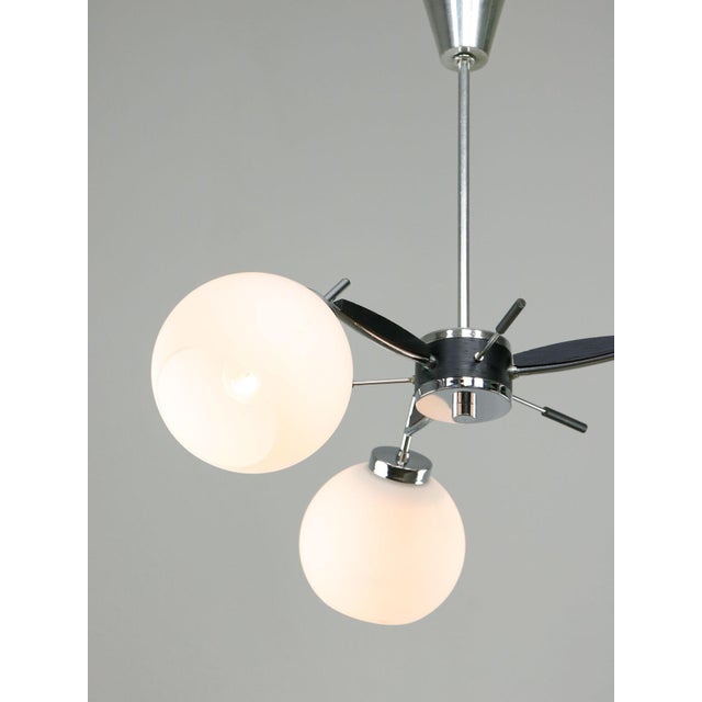 Takes 3x e27 light bulb (not included). A standard e26 american/canadian size also fits (tested). Works with 220v as well...