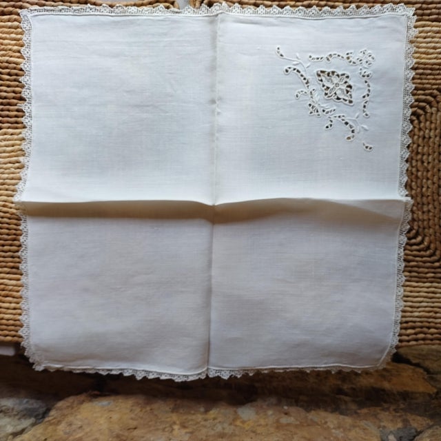Six vintage point de Venice needle lace linen dinner napkins. This set has a flower motif and are absolutely exquisite the...