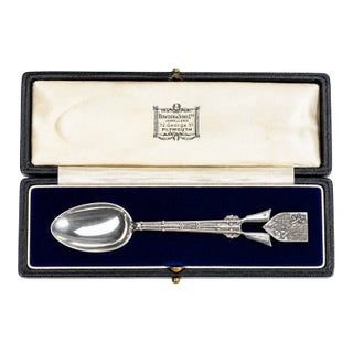Nice Hunting Shotgun Armorial Coat of Arms Trophy Antique Sterling Silver Spoon With Leather Presentation Box For Sale