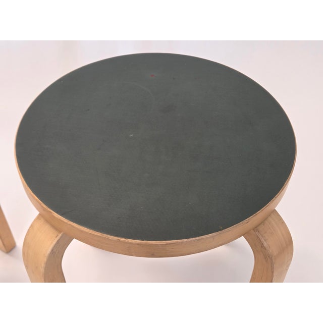 Mid-Century Modern E60 Stools in Green Linoleum by Alvar Aalto for Artek, Finland, 1960s, Set of 2 For Sale - Image 3 of 15