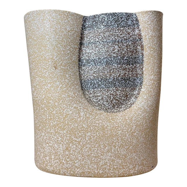 Vintage Handmade 華平 Warburg Pincus Chinese Studio Pottery Vase Sculpture For Sale