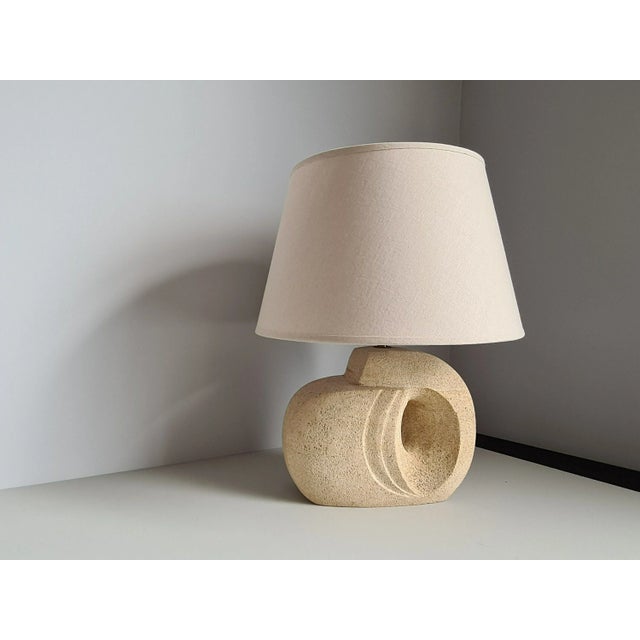 Cream Mid-Century French Sculpture Lamp in White Stone in the style of Albert Tormos, France, 1960s For Sale - Image 8 of 8