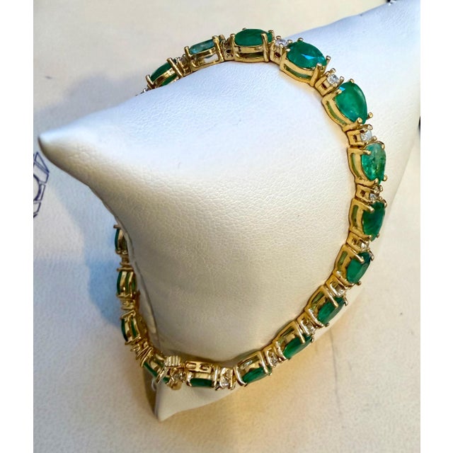 13 Carat Natural Zambian Emerald & Diamond Tennis Bracelet 14 Karat Yellow Gold For Sale In New York - Image 6 of 8