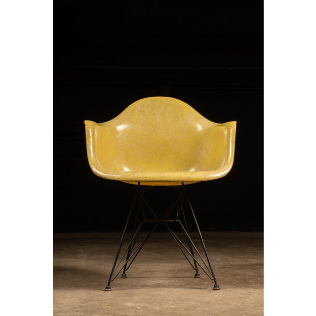 Mid-Century Modern 1950s Charles and Ray Eames for Herman Miller Dar Parchment Fiberglass Armchair For Sale - Image 3 of 10