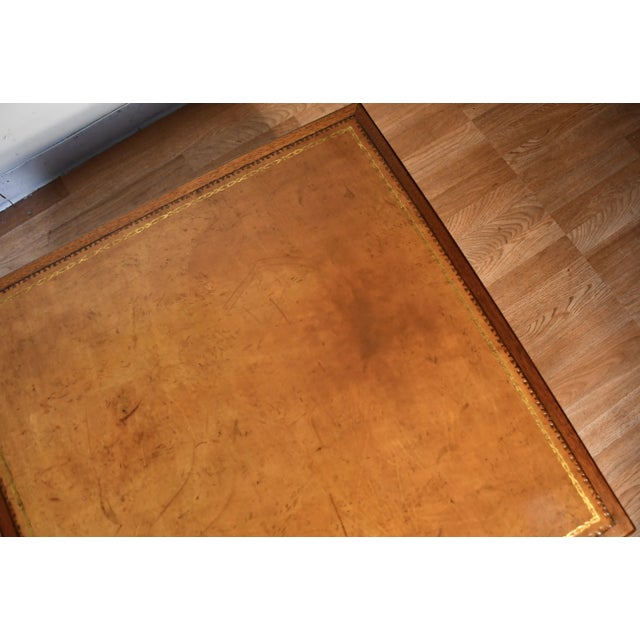 Traditional 1940s Baker Regency Mahogany & Leather Top Coffee Table With Pull-Out Tray For Sale - Image 3 of 12