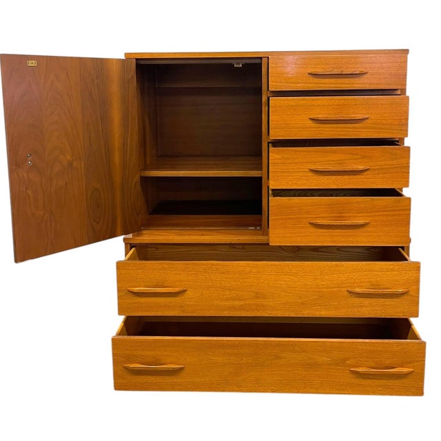 Wood Vintage Mid Century Modern Gentleman's Chest Highboy Dresser With Cabinet and Sculpted Pulls. For Sale - Image 7 of 12