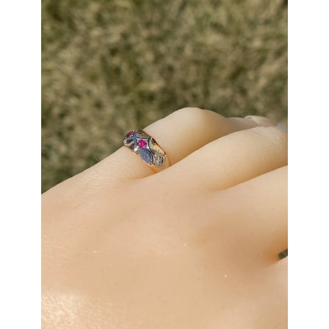 The Stinson: Ladies Retro 18K Rose Gold Band set with Ruby and Diamond. This beautiful and unique ring is the perfect way...