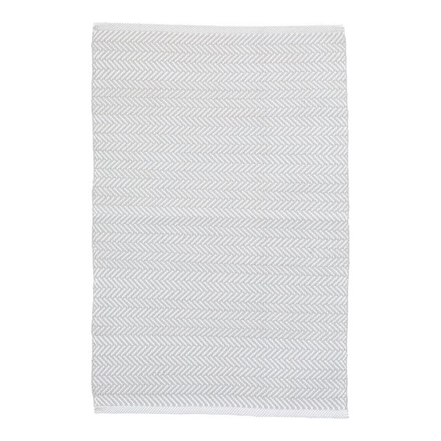 Dash & Albert by Annie Selke Herringbone Pearl Grey/White Indoor/Outdoor Rug, 6' x 9' For Sale