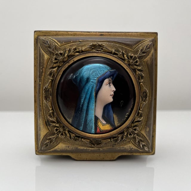 Gilt Bronze Box Portrait in Medallion attributed to De Mandre, France, 1900s, in Good conditions. Designed 1890 to 1919