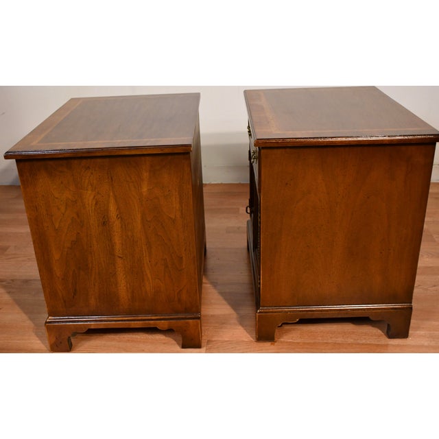 Henredon 18th Century Portfolio Mahogany Banded Satinwood Pair of Nightstands / Bedside Tables, 2 Pieces For Sale - Image 17 of 18