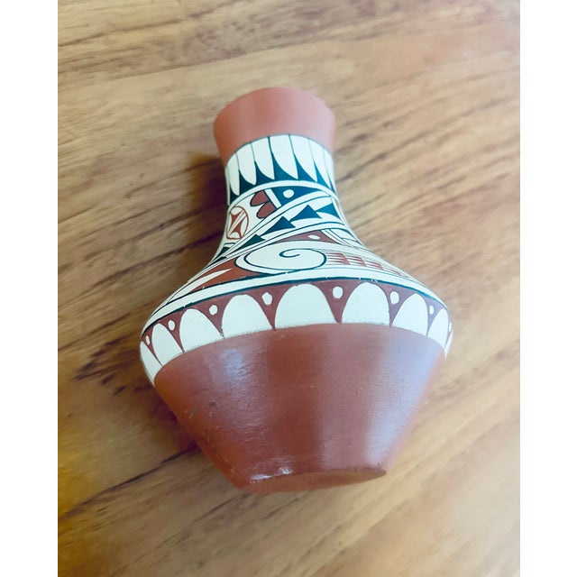 P. R. Tosa Native American Pottery Vase Pueblo New Mexico 1960s Handmade Vintage For Sale In New York - Image 6 of 8