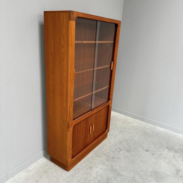 Mid-Century Modern Danish Display Cabinet in Teak by Dyrlund, 1980s For Sale - Image 3 of 15