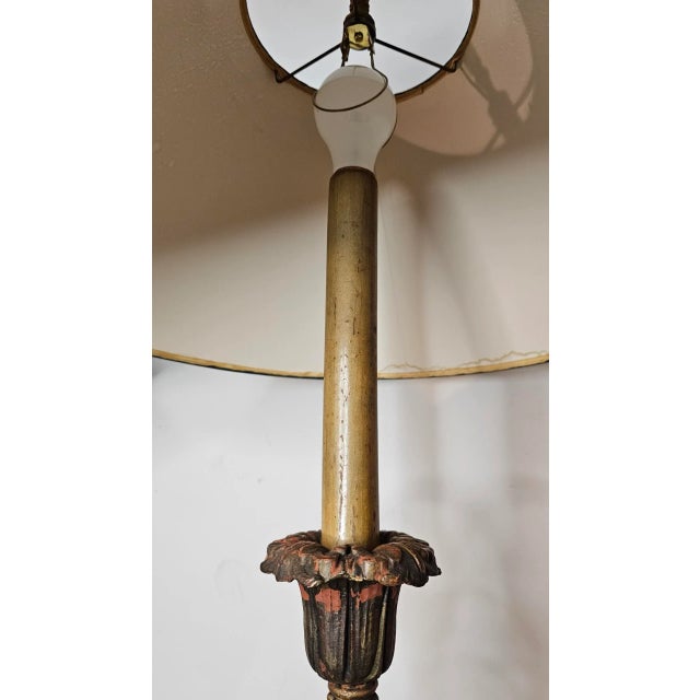 Early 20th Century Pair of Vintage Italian Baroque Painted and Gilt Carved Wooden Candlestick Style Table Lamps For Sale - Image 5 of 8