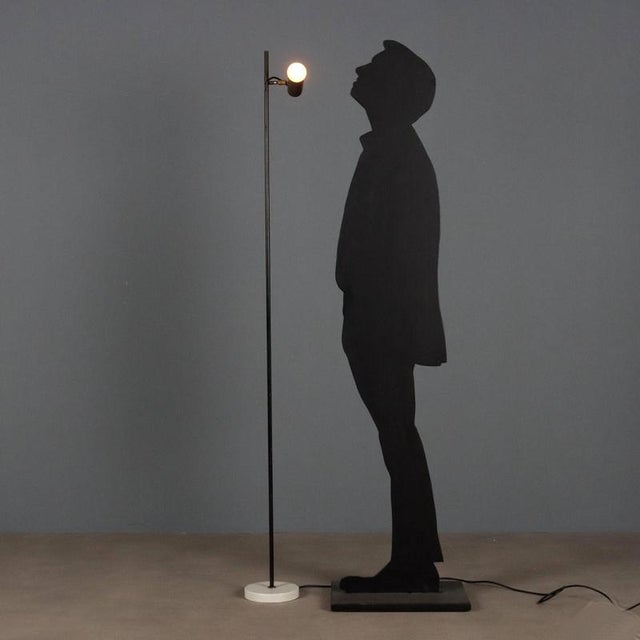 Floor lamp with adjustable light source, featuring a joint, enameled metal and aluminum, and a marble base. E27 lamp...