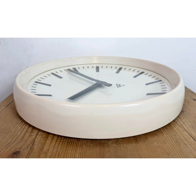 Large Industrial Bakelite Factory Wall Clock from Pragotron, 1960s For Sale - Image 14 of 18