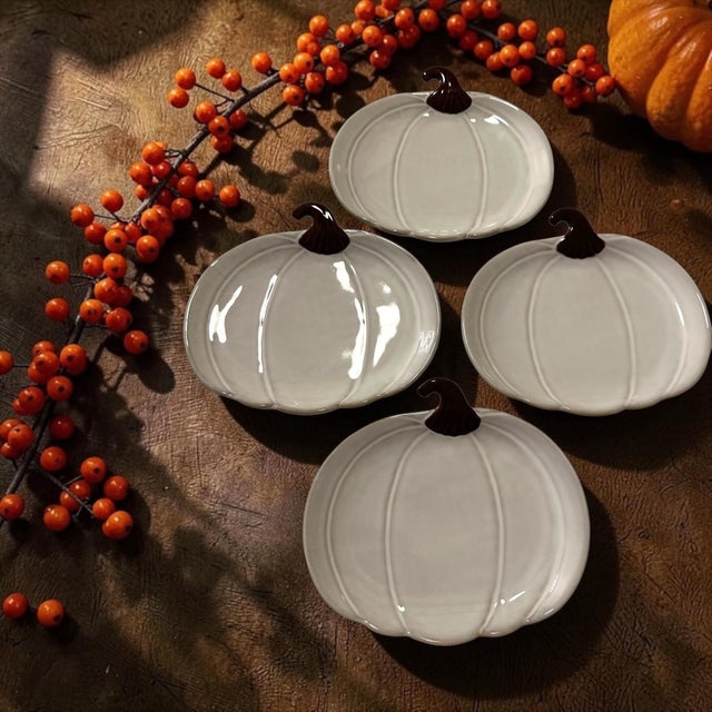 Add a charming touch to your autumn celebrations with this white ceramic pumpkin-shaped plate. Features a clean, neutral...