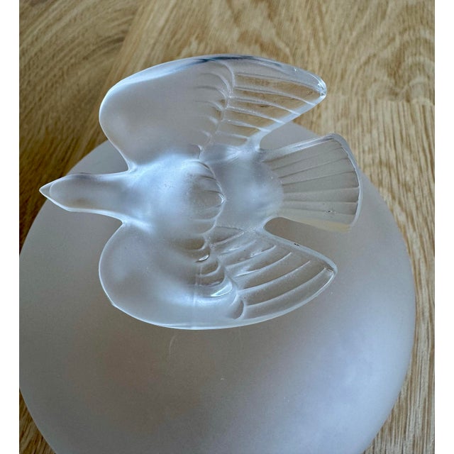 Contemporary Limited Edition 1975 Lalique for Nina Ricci L’Air Du Temps Frosted Crystal Powder Box, Numbered D-471 For Sale - Image 3 of 9