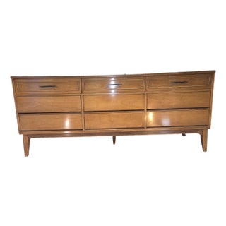 1960s Walnut Mid Century Modern Dresser Attributed to Dixie Furniture Co For Sale