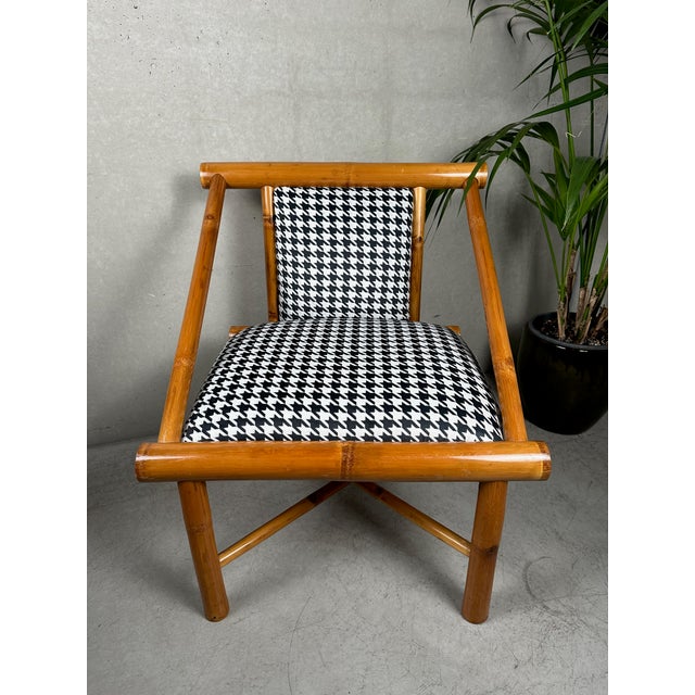 Remarkable bamboo chair with nice fabric (houndstooth motif). Very strong frame. The varnish on the frame still looks very...