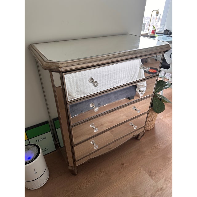 Vintage 4-drawer dresser with legs and 2 knobs on each drawer. The dresser’s knobs are somewhat delicate. They can each be...