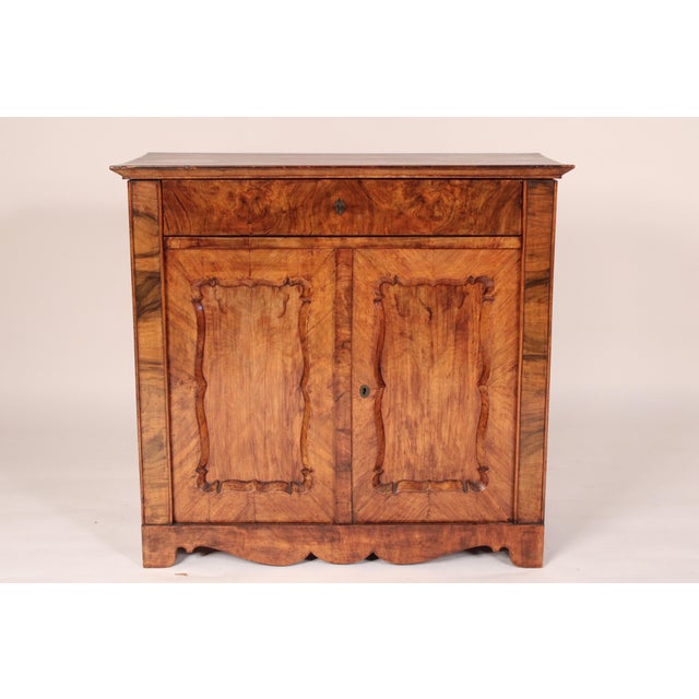 Napoleon III burl walnut cabinet, circa 1870. With an inset burl walnut top with walnut crossbanding, a burl walnut frieze...
