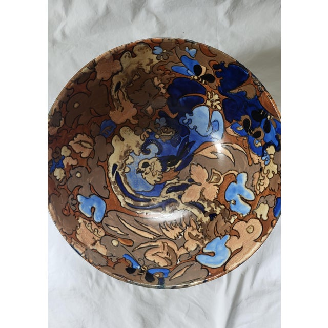 This vibrant earthenware bowl features the highly collectible "Amstel" pattern, meticulously conceived by the celebrated...